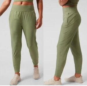NWT Athleta Run With It Pant in Green Eucalyptus Olive Women's Size S
